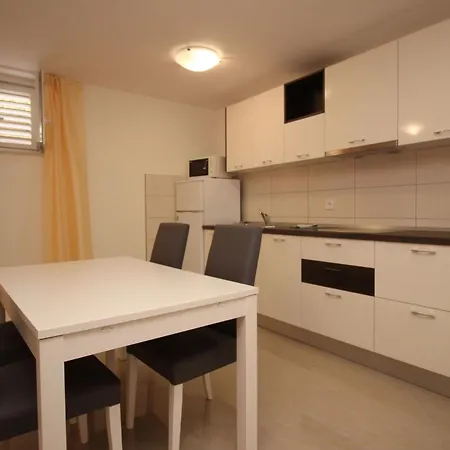 Gemuetliche In Mit Gemeinsamem Pool Und Grill By Interhome Apartamento Baška