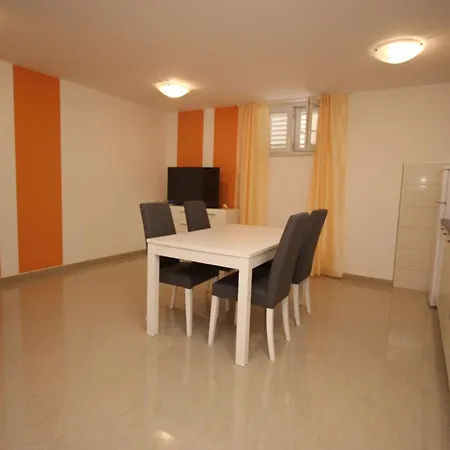 Apartamento Gemuetliche In Mit Gemeinsamem Pool Und Grill By Interhome Baška