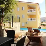 Gemuetliche In Mit Gemeinsamem Pool Und Grill By Interhome Apartament Baška