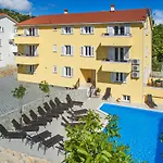 Gemuetliche In Mit Gemeinsamem Pool Und Grill By Interhome * Baška