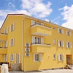 Gemuetliche In Mit Gemeinsamem Pool Und Grill By Interhome Apartament *