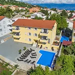 Gemuetliche In Mit Gemeinsamem Pool Und Grill By Interhome