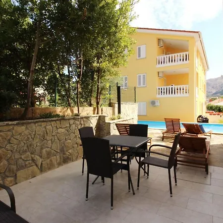 Apartament Gemuetliche In Mit Gemeinsamem Pool Und Grill By Interhome