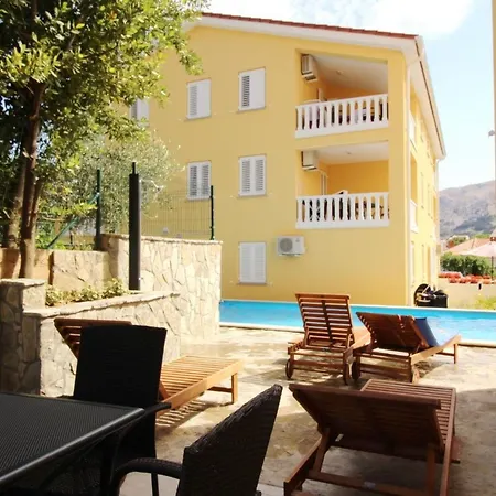 Gemuetliche In Mit Gemeinsamem Pool Und Grill By Interhome Apartman Baška