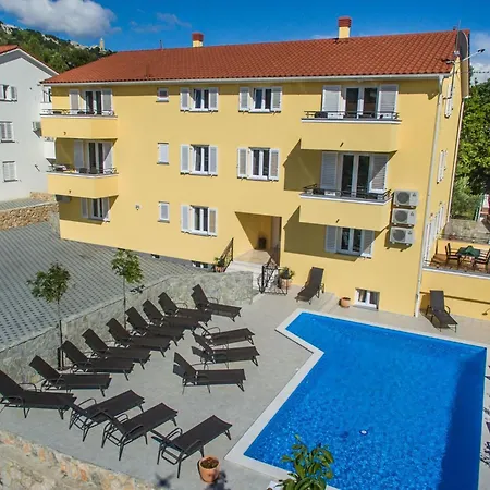 Gemuetliche In Mit Gemeinsamem Pool Und Grill By Interhome